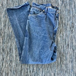 Mens size 42x32 Wrangler jeans.  Excellent condition..